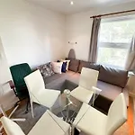 Flat 6 In Acton