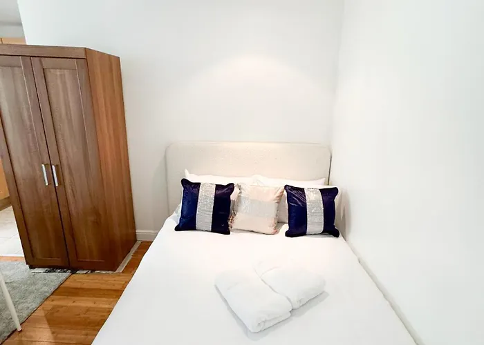 Flat 6 In Acton