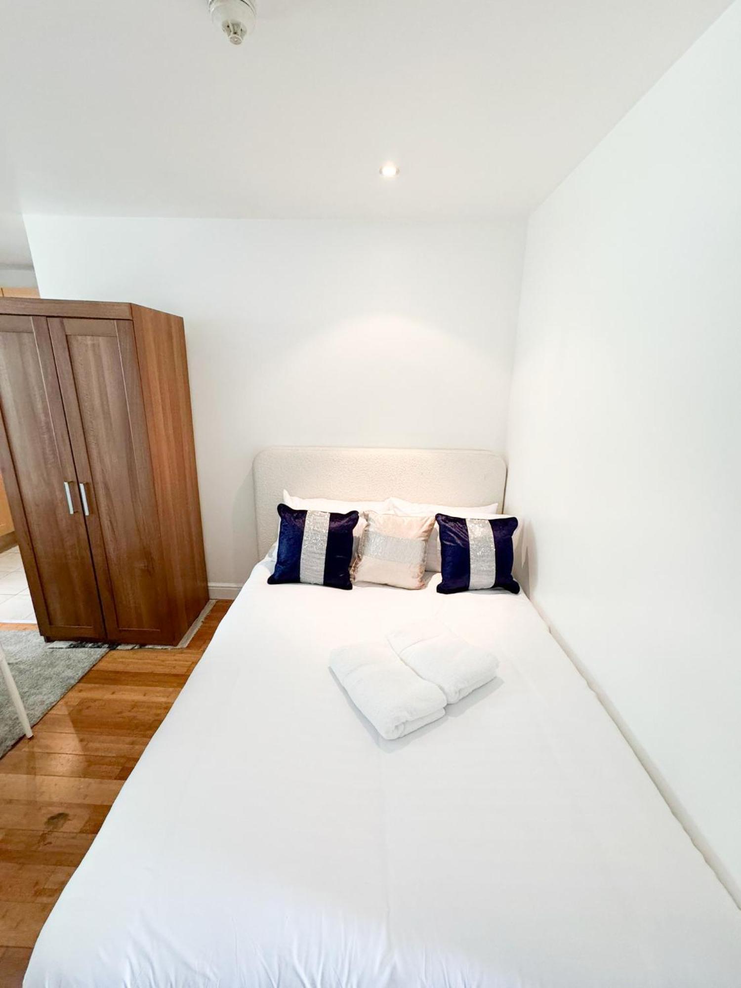 Flat 6 In Acton