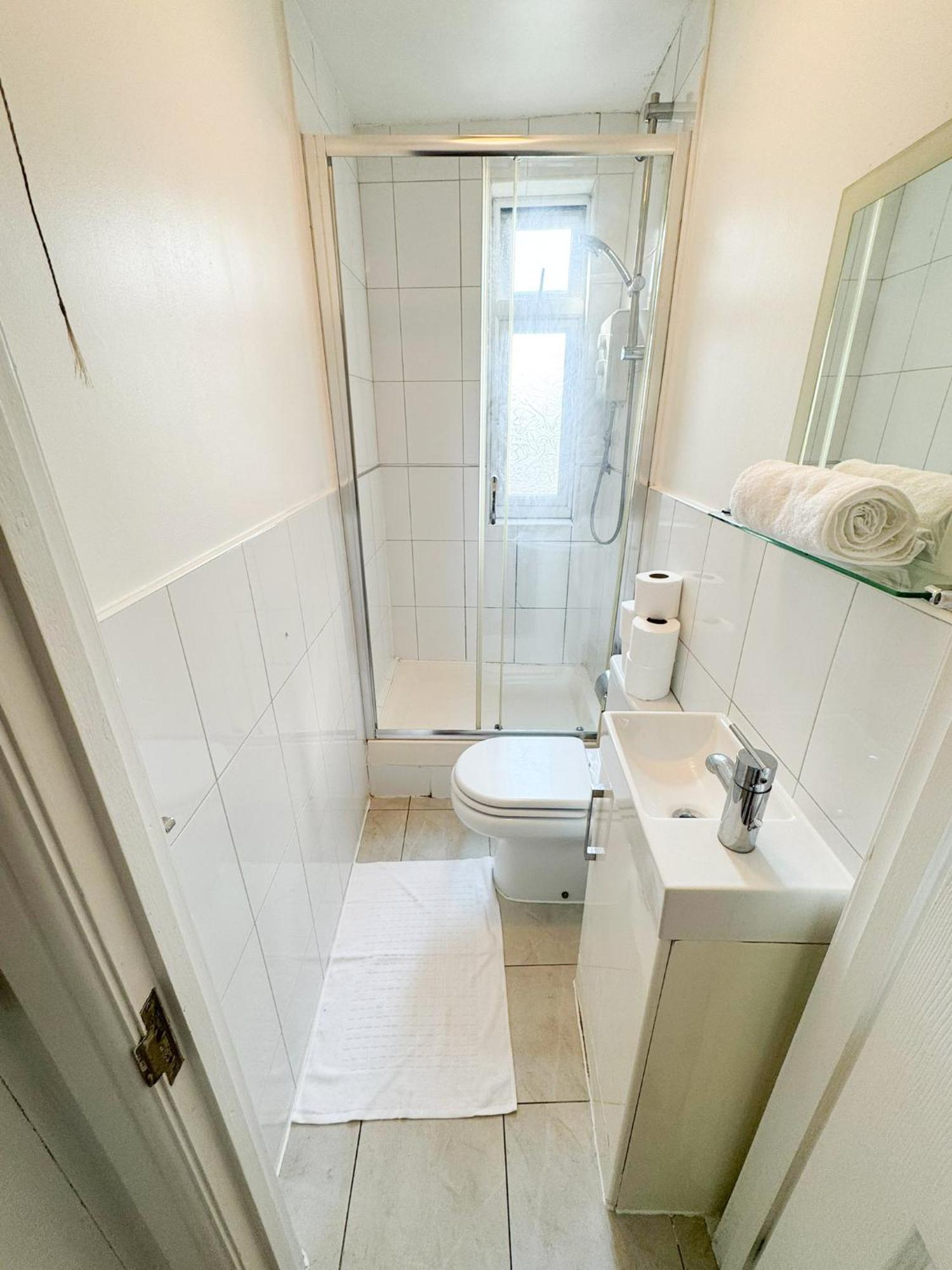 Flat 6 In Acton Apartment London