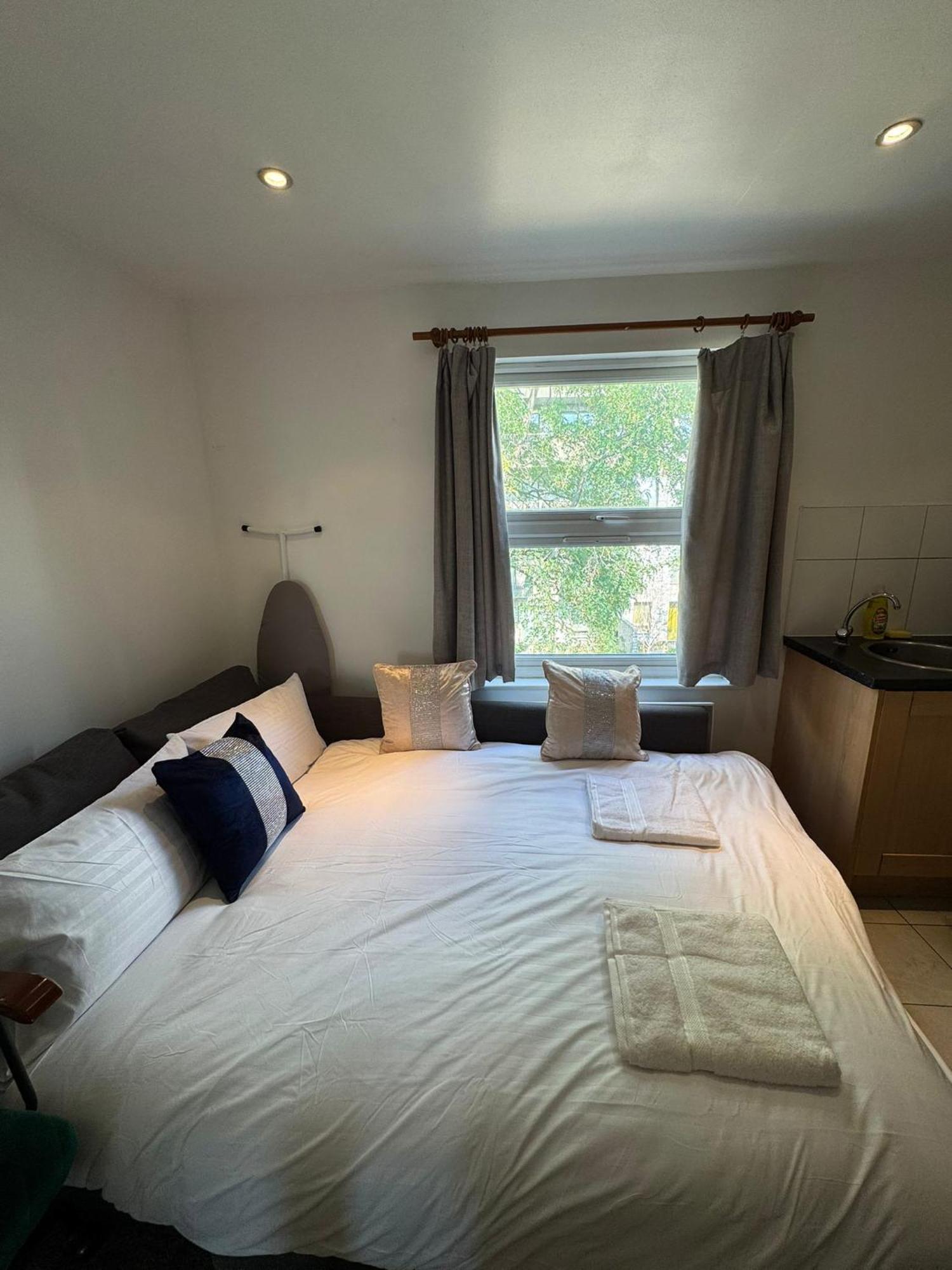 Flat 6 In Acton Apartment *